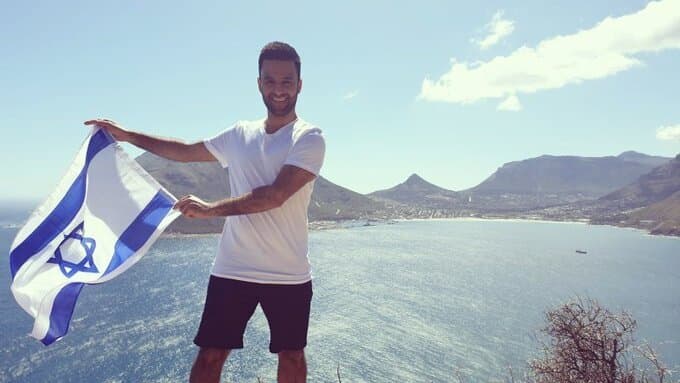 Yoseph Haddad con la bandera de Israel.