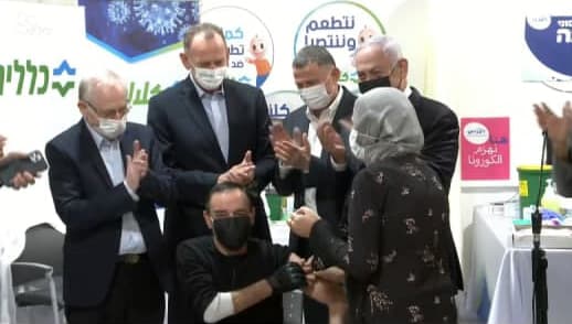 El ministro de Salud, Yuli Edelstein, y el primer ministro, Benjamín Netanyahu, durante una visita a un centro de vacunación en la ciudad árabe de Umm-al Fahm. (Oficina de Prensa del Gobierno de Israel) El ministro de Salud, Yuli Edelstein, y el primer ministro, Benjamín Netanyahu, durante una visita a un centro de vacunación en la ciudad árabe de Umm-al Fahm
