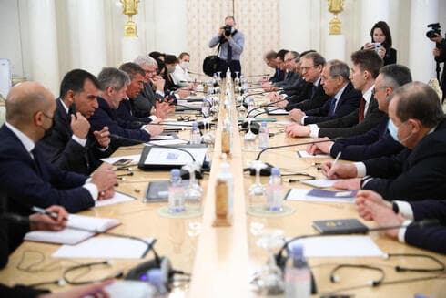 Reunión entre la delegación israelí, encabezada por el canciller Ashkenazi, y el ministro Lavrov y otros funcionarios del Ministerio de Relaciones Exteriores ruso. (AFP/Ministerio de Relaciones Exteriores de Rusia) Reunión entre la delegación israelí, encabezada por el canciller Ashkenazi, y el ministro Lavrov y otros funcionarios del Ministerio de Relaciones Exteriores ruso.