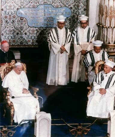 Juan Pablo II durante su visita a la Gran Sinagoga de Roma, en 1986. 