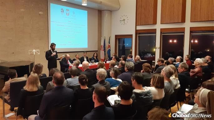 Feldman habla en un evento conmemorativo del Holocausto, en la capital de Islandia. (Gentileza Chabad.org) Judaísmo en Islandia