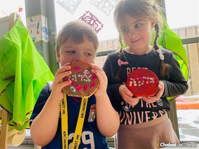El enfoque central es proporcionar una educación judía y un entorno para los niños en la pequeña comunidad judía de Islandia.
(Gentileza Chabad.org) Judaísmo en Islandia