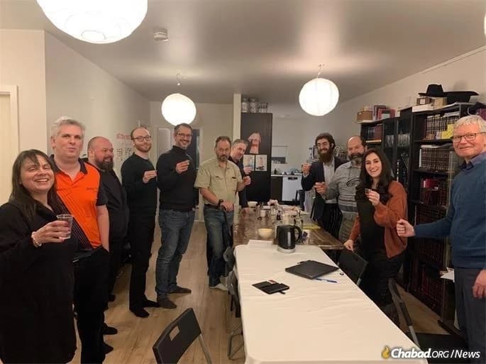 Reunión inicial que condujo a la presentación y la confirmación formal del judaísmo como religión en Islandia. (Chabad.org) Judíos en islandia