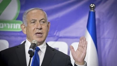 El primer ministro Benjamín Netanyahu, del Likud, en un centro de vacunación.