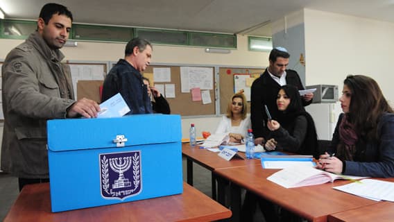 Israelíes emitiendo su voto durante las últimas elecciones. 
