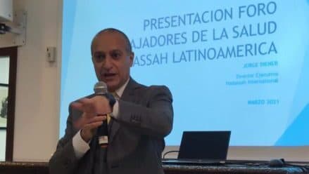 Jorge Diener, Director Ejecutivo de Hadassah Internacional, se dirige a los embajadores que participaron del encuentro. 