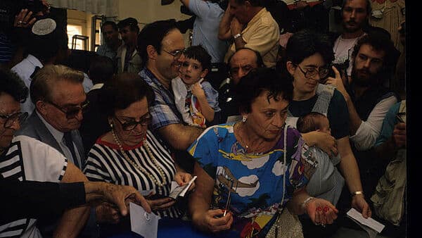 Votantes en Tel Aviv en 1988. 