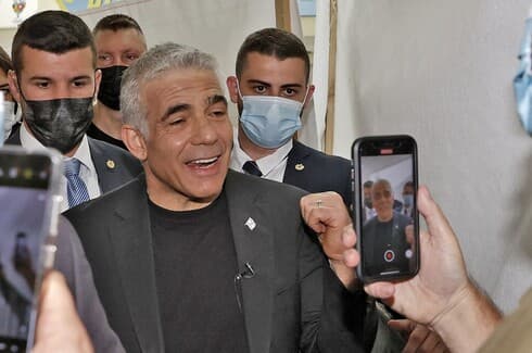 Como en sus orígenes periodísticos, Lapid sonríe ante las cámaras. 