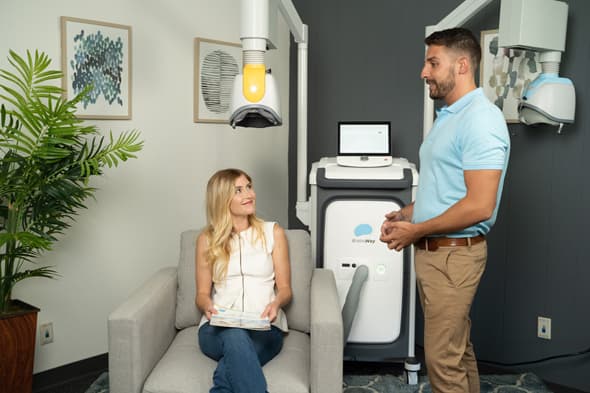 Los pacientes que reciben el tratamiento de BrainsWay se sientan durante una o dos horas en una silla con el dispositivo adherido al cuero cabelludo. 