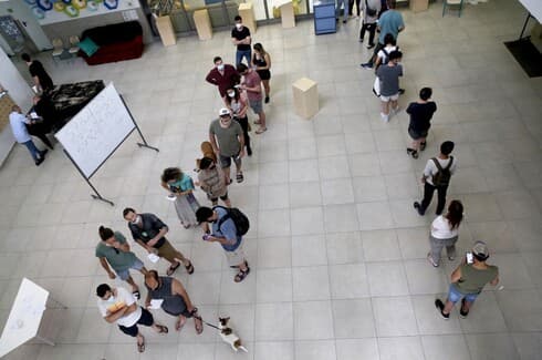 Fila para votar en un colegio de Tel Aviv. 