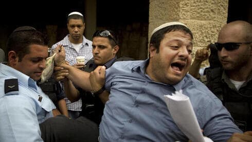 Itamar Ben Gvir es detenido por la policía en 2010 después de gritar consignas contra el entonces jefe de gabinete de la Casa Blanca, Rahm Emanuel, durante su visita a Jerusalem.