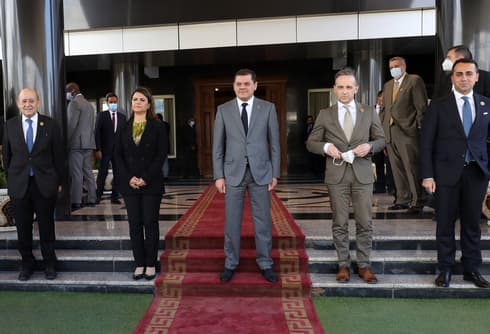 De izquierda a derecha, el canciller francés, Jean-Yves Le Drian, su homóloga libia, Najla al-Mangoush; el primer ministro libio, Abdul Hamid Dbibah; y los cancilleres alemán, Heiko Maas, e italiano, Luigi Di Maio. (AFP) De izquierda a derecha, el canciller francés, Jean-Yves Le Drian, su homóloga libia, Najla al-Mangoush; el primer ministro libio, Abdul Hamid Dbibah; y los cancilleres alemán, Heiko Maas, e italiano, Luigi Di Maio.