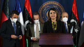 La ministra de Relaciones Exteriores de Libia, Najla al-Mangoush, habla en la rueda de prensa. 