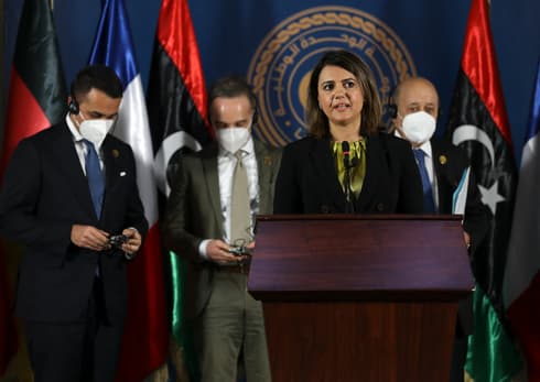 La ministra de Relaciones Exteriores de Libia, Najla al-Mangoush, habla en la rueda de prensa. (AFP) La ministra de Relaciones Exteriores de Libia, Najla al-Mangoush, habla en la rueda de prensa.