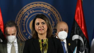 La ministra de Relaciones Exteriores de Libia, Najla al-Mangoush, habla en la rueda de prensa. 