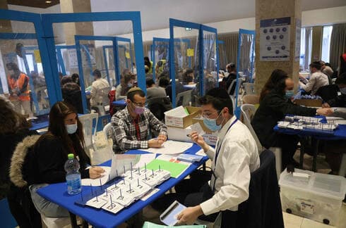 Trabajadores electorales cuentan los votos tras las elecciones a la Knesset del 23 de marzo (AFP) Trabajadores electorales cuentan los votos tras las elecciones a la Knesset del 23 de marzo