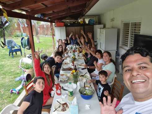 "Fuimos de los primeros en vacunarnos". Ángel, su familia y tiempo de reencuentros en el norte de Israel. (Gentileza) Angel Familia Pesaj