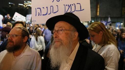 Noam Zvi Yisrael Thau, líder espiritual del movimiento homofóbico, asiste a un mitin pro Netanyahu en 2019. (Moti Kimchi) Noam Zvi Yisrael Thau, líder espiritual del movimiento homofóbico, asiste a un mitin pro Netanyahu en 2019.