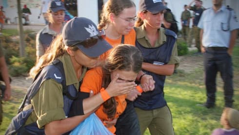 Soldados sacan a jóvenes colonos de sus hogares como parte de la retirada de Israel de la Franja de Gaza en 2005. (Avi Moalem) Soldados sacan a jóvenes colonos de sus hogares como parte de la retirada de Israel de la Franja de Gaza en 2005.