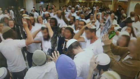 Colonos fanáticos celebran el brutal asesinato en 2015 de una familia palestina a manos de judíos extremistas. (Ynet) Colonos fanáticos celebran el brutal asesinato en 2015 de una familia palestina a manos de judíos extremistas.