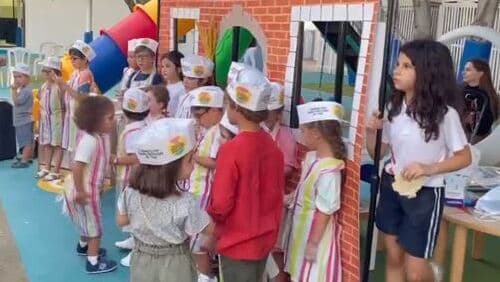 Niños judíos en Dubai preparan matzá para Pésaj. 