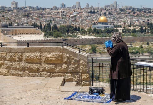 Una mujer musulmana reza en Jerusalem durante el Ramadán de 2020. 