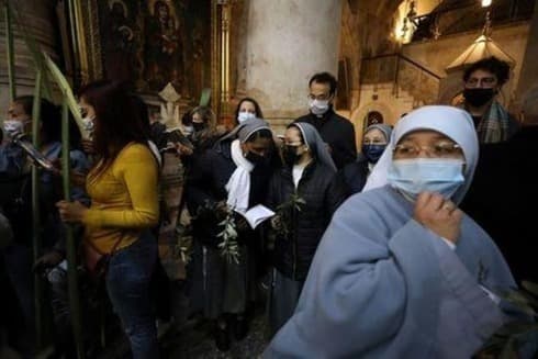 Fieles cristianos y monjas sostienen hojas de palma durante una procesión del Domingo de Ramos en la Iglesia del Santo Sepulcro en Jerusalem. (Reuters) Fieles cristianos y monjas sostienen hojas de palma durante una procesión del Domingo de Ramos en la Iglesia del Santo Sepulcro en Jerusalem.