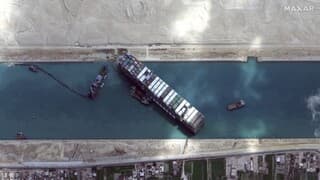 El "Ever Given" en una vista satelital, atravesado en el Canal de Suez. 