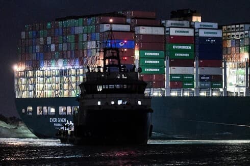 Operaciones durante la noche para reflotar el buque portacontenedores. 