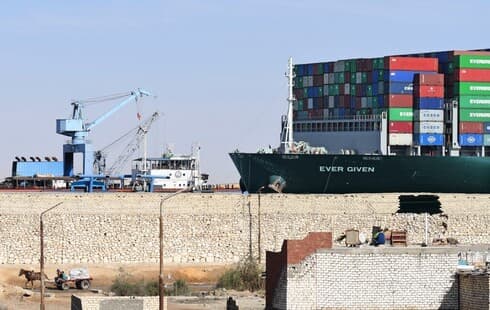 El portacontenedores "Ever Given" a flote visto desde la costa egipcia. 