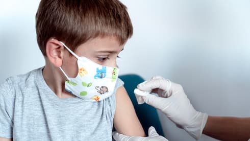 Un niño recibe la vacuna de Pfizer contra el coronavirus. 