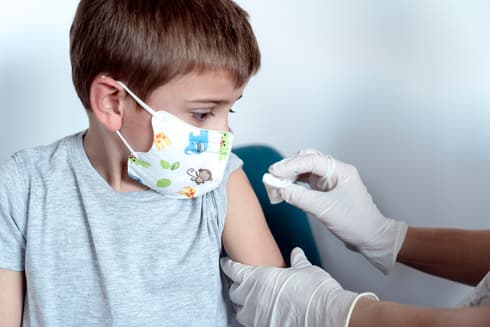 Un niño recibe la vacuna de Pfizer contra el coronavirus. 
