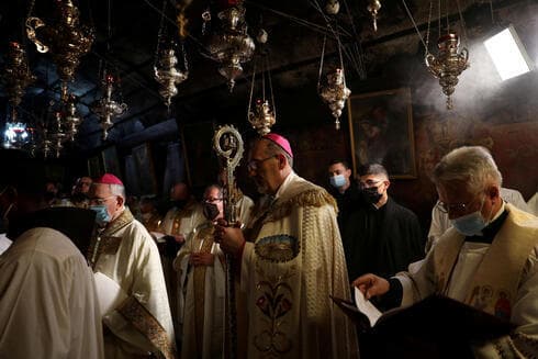 El Patriarca Latino de Jerusalem, Pierbattista Pizzaballa, dirige una misa de medianoche de Navidad en la Iglesia de la Natividad en Belén, Cisjordania. (Reuters) El Patriarca Latino de Jerusalem, Pierbattista Pizzaballa, dirige una misa de medianoche de Navidad en la Iglesia de la Natividad en Belén, Cisjordania.