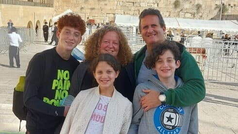 Maximiliano, Paula y sus tres hijos se radicaron en Israel en noviembre de 2020. (Gentileza) Familia Aliá