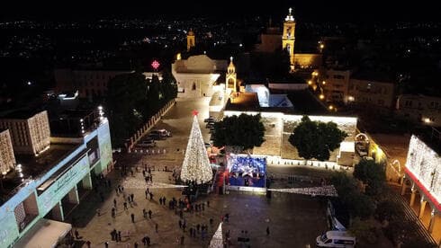 Ceremonia de encendido del árbol de Navidad en la Plaza del Pesebre frente a la Iglesia de la Natividad en Belén, Cisjordania. (Reuters) Ceremonia de encendido del árbol de Navidad en la Plaza del Pesebre frente a la Iglesia de la Natividad en Belén, Cisjordania.