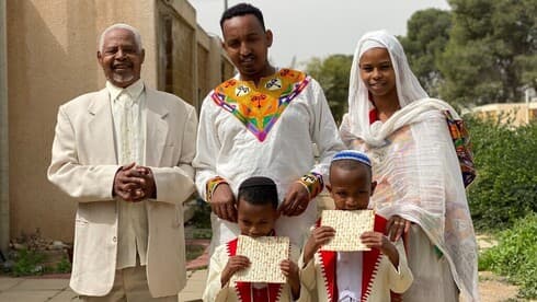 Los Tafra y un encuentro muy especial entre un abuelo y sus dos nietos. (Agencia Judía) Familia Aliá
