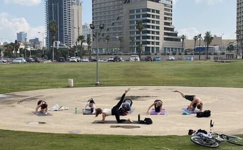 Práctica de yoga en Tel Aviv. 