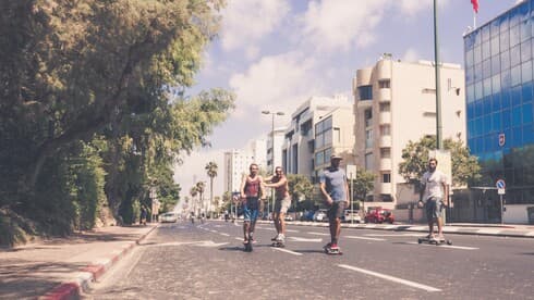 Israelíes seculares andan en patineta por la calle HaYarkon de Tel Aviv durante Yom Kipur. (Yoav Aziz/Unsplash) Israelíes seculares andan en patineta por la calle HaYarkon de Tel Aviv durante Yom Kipur.