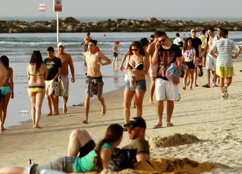 Las playas de Tel Aviv pueden ser otro sitio de interés para el turismo musulmán. (Yariv Katz ) Israelíes toman sol en la playa de Tel Aviv.