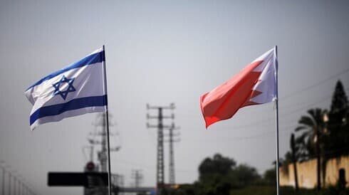 Las banderas de Israel y Bahrein ondean a lo largo de una carretera en Netanya. 