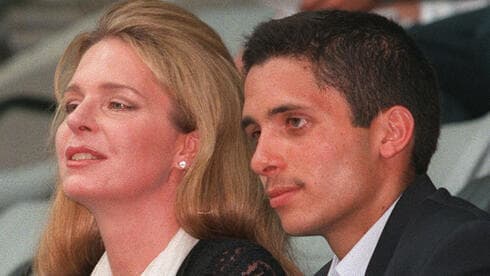 Príncipe Hamza junto a su madre, la reina Noor, en 1999. 