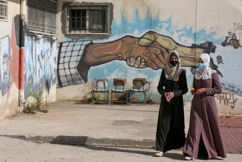 Estudiantes palestinas caminan en una universidad de Khan Younis, en el sur de la Franja de Gaza. (Reuters) Estudiantes palestinas caminan en una universidad de Khan Younis, en el sur de la Franja de Gaza.