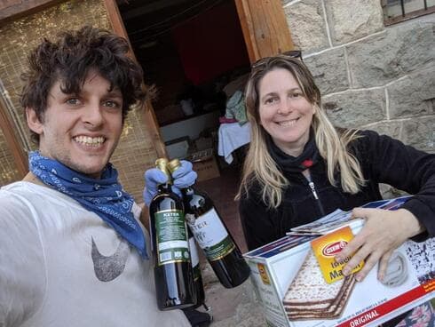 Los rabinos Matzá y vino para Pésaj. y Chaya Tawil reparten productos de Pésaj en Salta, Argentina,