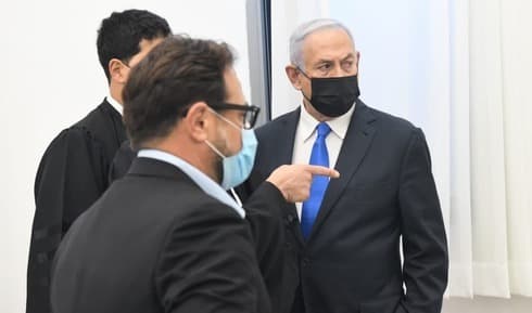 El primer ministro Benjamín Netanyahu junto a miembros de su equipo legal en el Tribunal de Distrito de Jerusalem, en febrero de 2021. (Reuven Castro) El primer ministro Benjamín Netanyahu junto a miembros de su equipo legal en el Tribunal de Distrito de Jerusalem, en febrero de 2021.