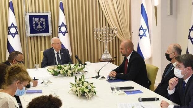 El presidente Rivlin empezó a recibir a los referentes de los partidos para que recomienden a un candidato para formar gobierno.