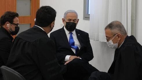 Netanyahu habla con sus abogados durante la reanudación de el juicio en su contra.