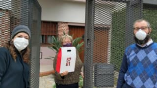 Los rabinos Rafi y Chaya Tawil reparten productos de Pésaj en Salta, Argentina,