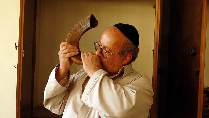 Zabulon Simantov toca el shofar en la sinagoga de Kabul en 2007.