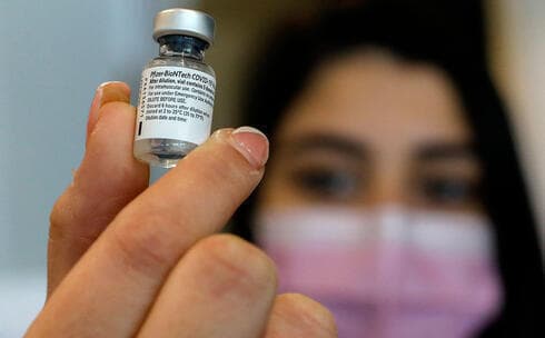 Una enfermera de Beit Shemesh sostiene un frasco con la vacuna contra el coronavirus de Pfizer.