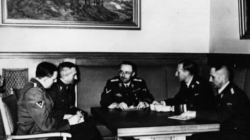El jefe de las SS, Heinrich Himmler (centro de la imagen) con Franz Josef Huber (primero a la izquierda). (gettyimages) El jefe de las SS, Heinrich Himmler (centro de la imagen) con Franz Josef Huber (primero a la izquierda).